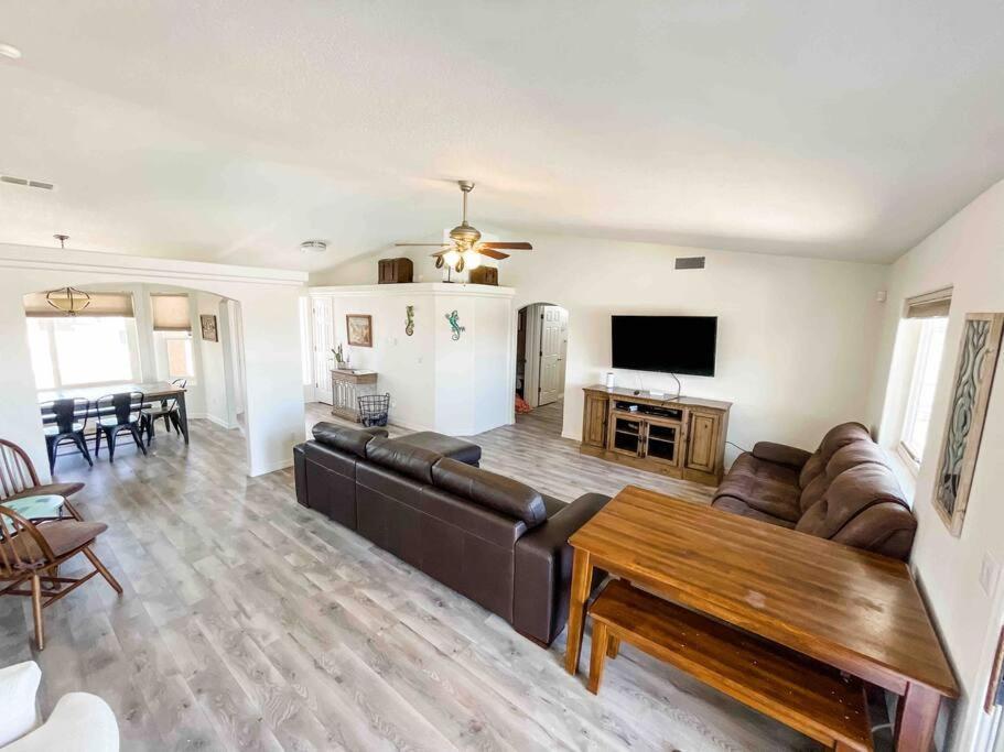 Private View On The Lake Side Of 95! Sleeps 16 Lake Havasu City Exteriör bild